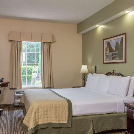 Baymont By Wyndham Lakeland Exterior photo